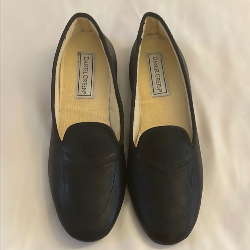 DANIEL GREEN BLACK LEATHER SLIPPERS. NEW IN BOX